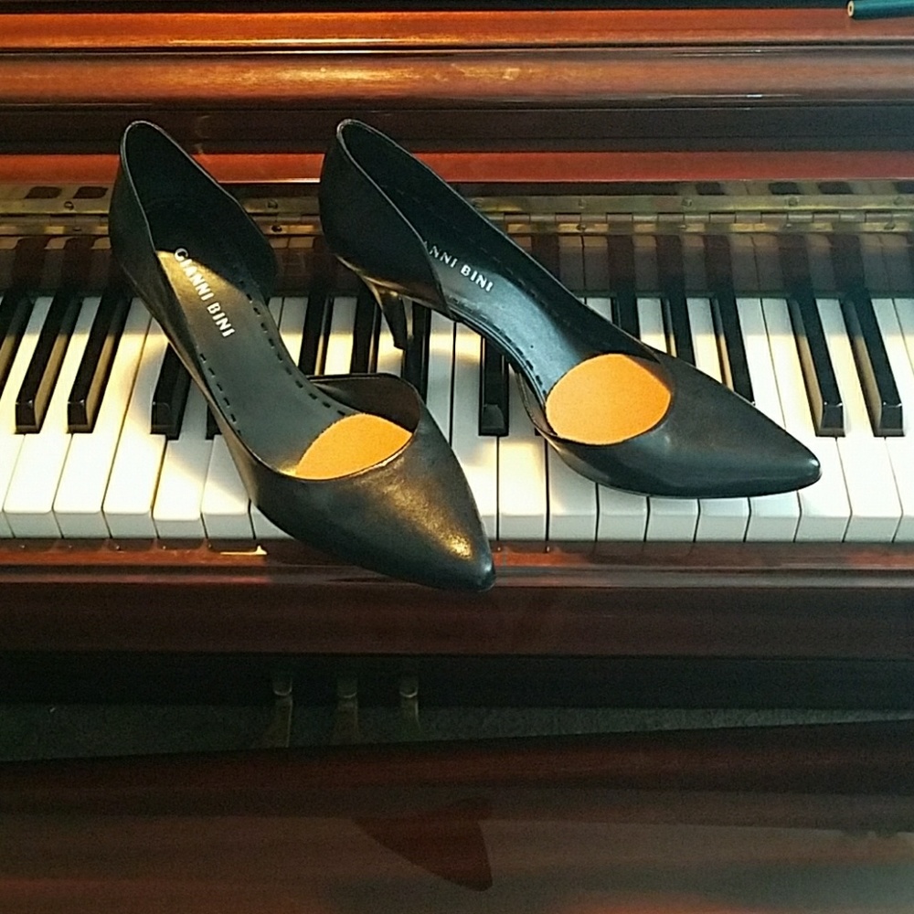 Gianni Bini pointed toe heels